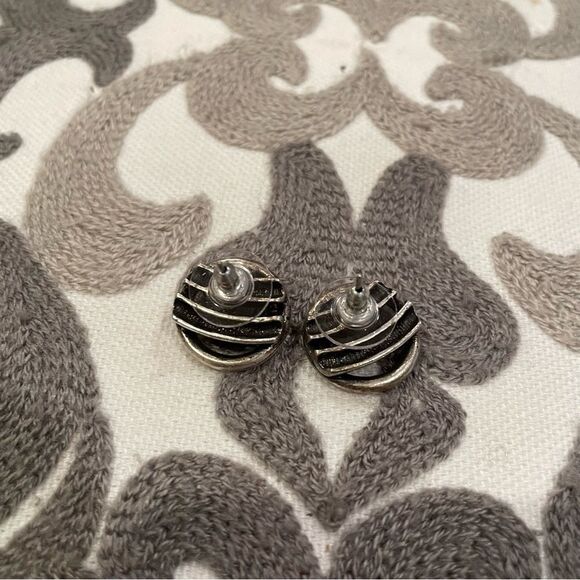 Round two-‎ tone silver & gold metallic stud earrings - Picture 4 of 4